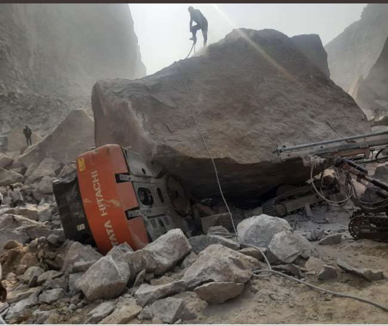 अवैध खनन का नतीजाः हरियाणा में डाडम पहाड़ गिरा, अब तक 4 मौतें, कई वाहन दबे&nbsp;