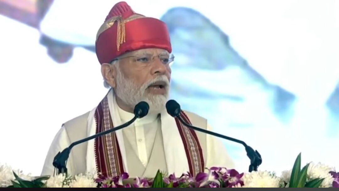 पीएम मोदी को मिला लोकमान्य तिलक राष्ट्रीय पुरस्कार, साथ मंच पर थे शरद पवार