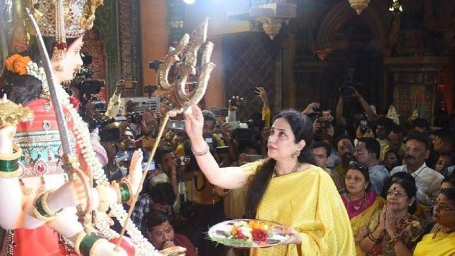 Rashmi Thackeray visits Tembhi naka navratri mandal in thane - Satya Hindi