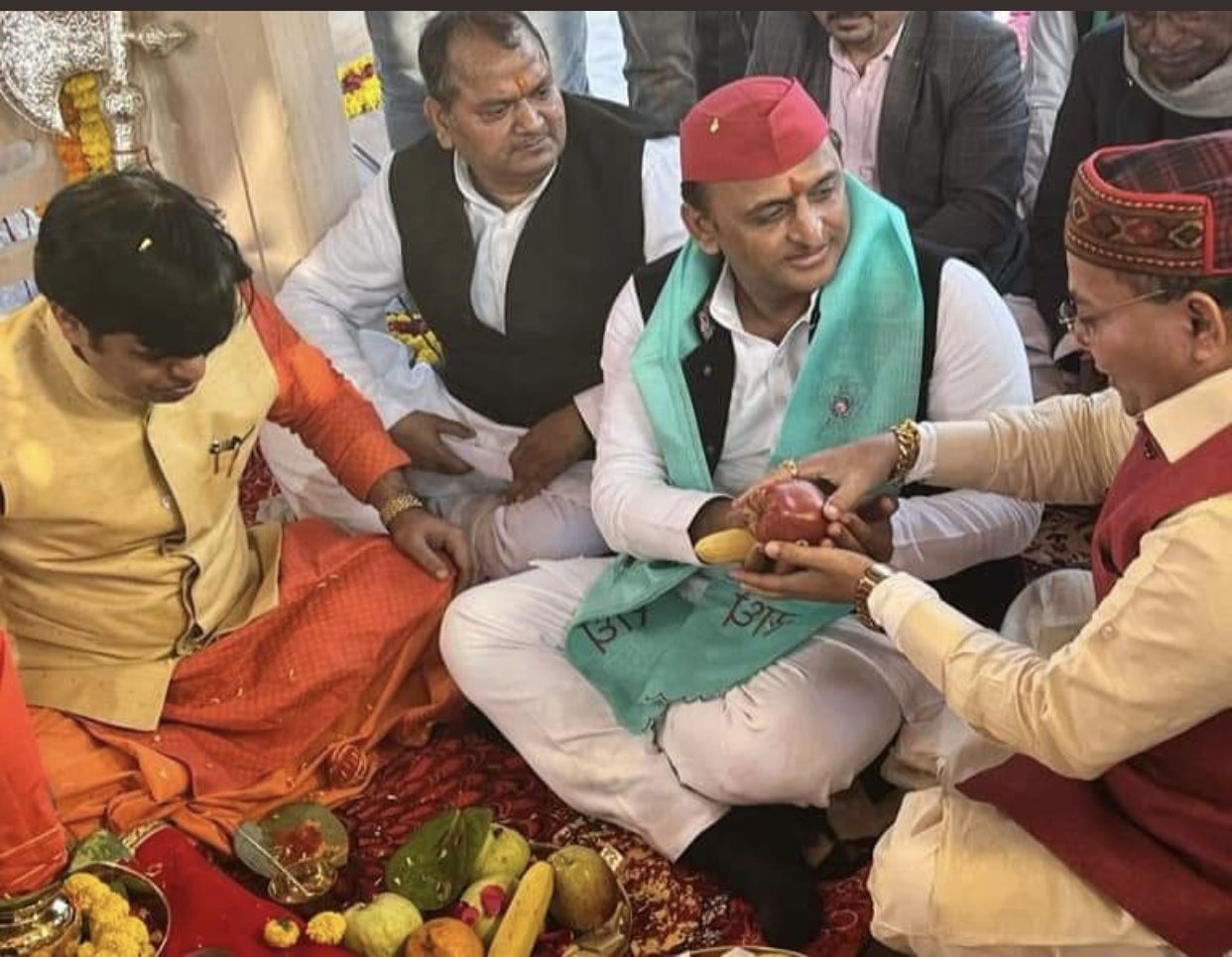 Akhilesh Yadav ready to play on Hindu pitch, will take out a savarna yatra... and uncle on Muslim mission in UP Election 2022 - Satya Hindi