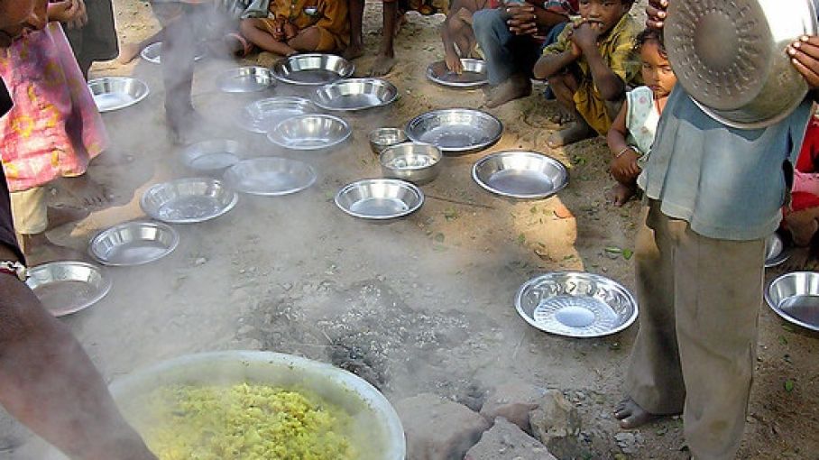 बिहार के बगहा में मिड डे मील खाने के बाद 157 बच्चे बीमार