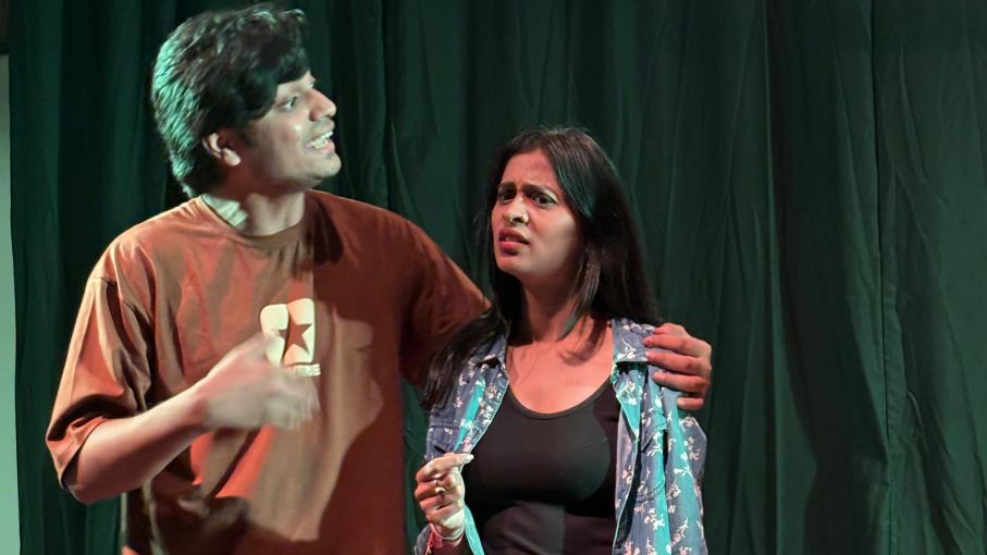 what is in a surname drama play review - Satya Hindi