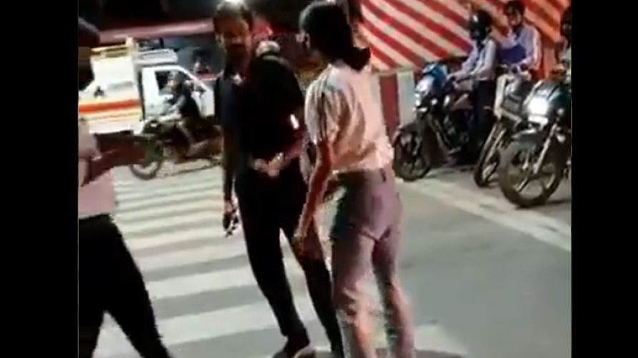 #ArrestLucknowGirl हुआ ट्रेंड, हाथ उठाने का हक़ किसने दिया?