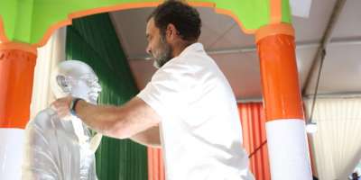 India Jodo Yatra: Rahul Gandhi offers floral tributes to Mahatma Gandhi  - Satya Hindi