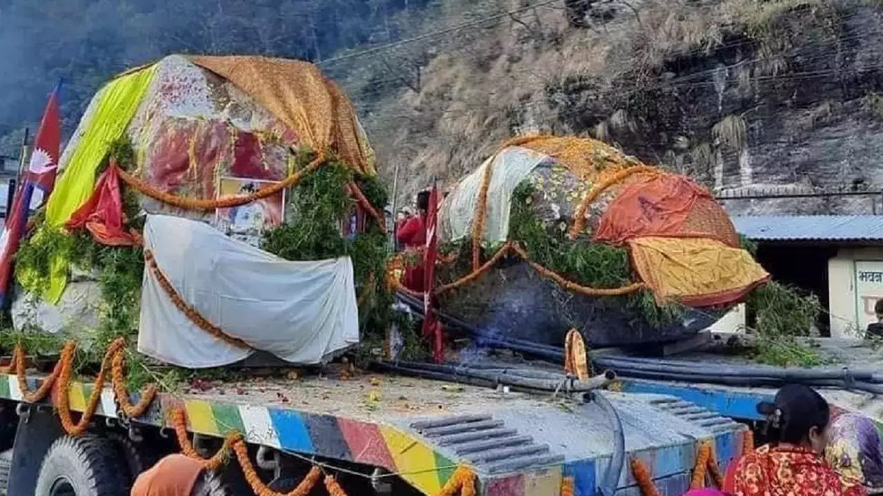 नेपाल से करोड़ो वर्ष पुरानी देव शिलाएं अयोध्या पहुंचीं