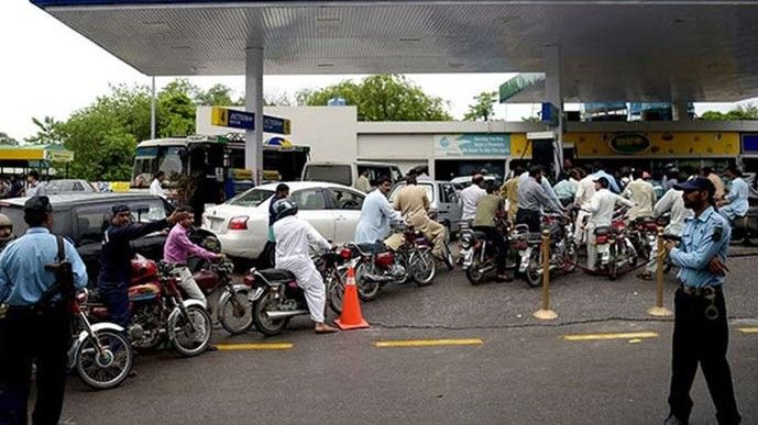 Pakistan Hikes Petrol diesel Price 30 Rs Per Liter - Satya Hindi