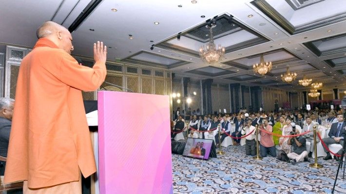 yogi adityanath reaches mumbai for up global investors summit  - Satya Hindi