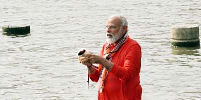 PM Modi Mahakumbh bath on February 5 related to Delhi elections 2025? - Satya Hindi