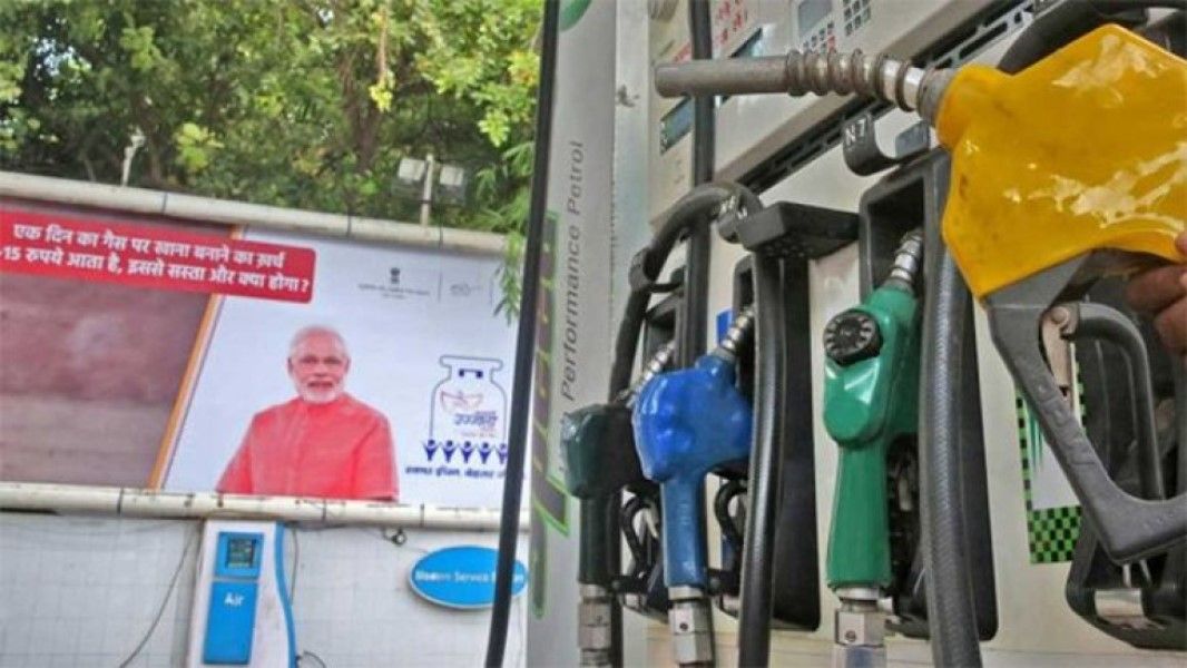 Modi guarantee hoardings on petrol pumps: will ECI get them removed? - Satya Hindi