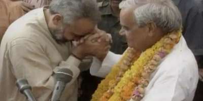 Book: Atal forced to follow party line on Gujarat and Modi issue? - Satya Hindi