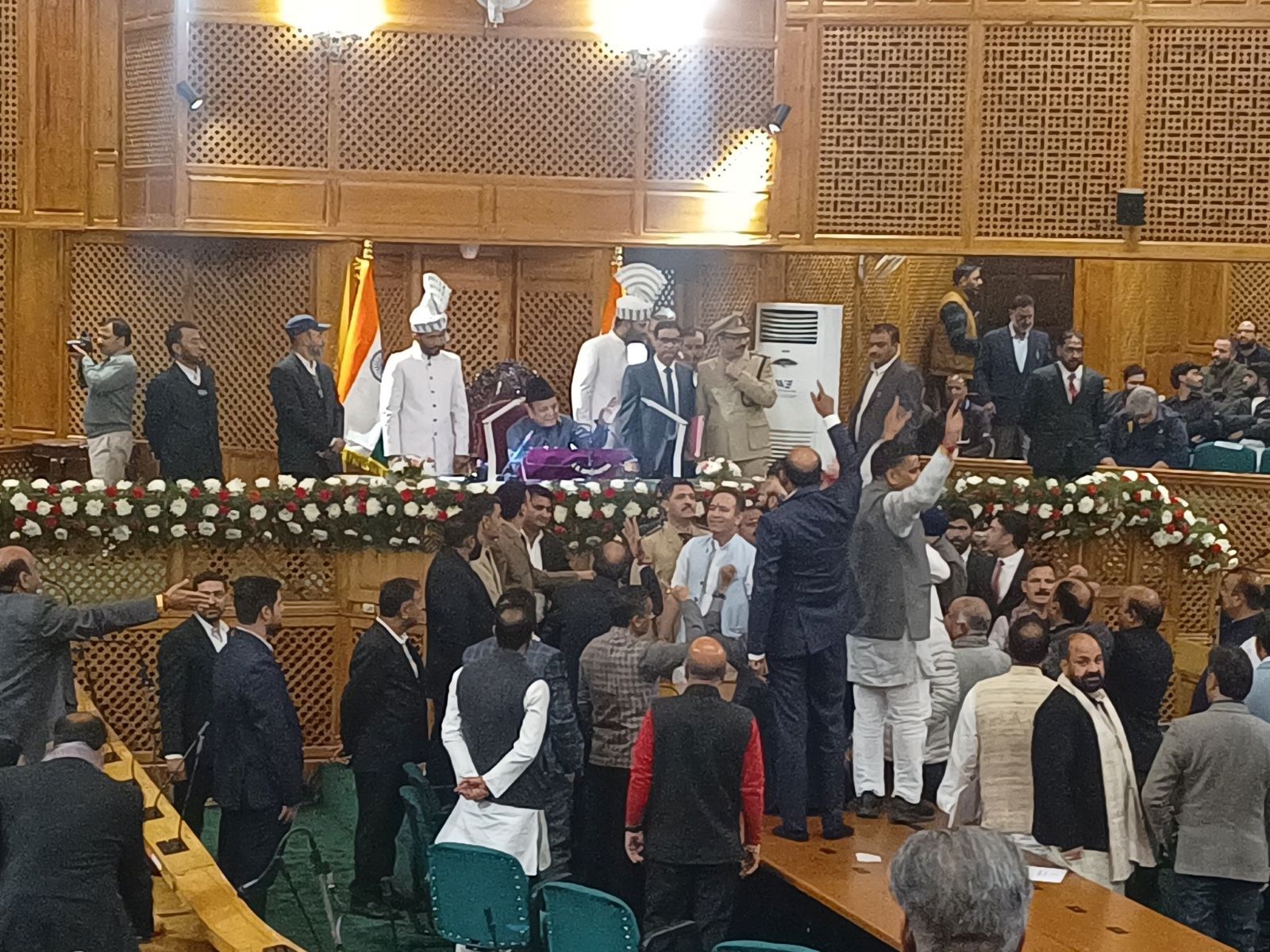 जम्मू-कश्मीर विधानसभाः भाजपाई हंगामे के बीच विशेष दर्जा बहाली का प्रस्ताव पास