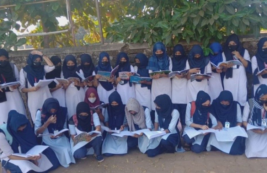 Hijabi girl students enter college, but class banned, Dalit students support hijab - Satya Hindi