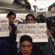 passengers protest against indigo ban on Kunal Kamra with placards on flight - Satya Hindi