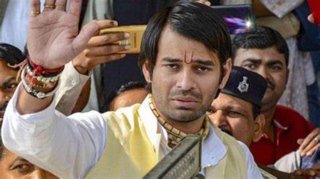 लालू के बेटे को सामान सहित होटल से बाहर निकाला