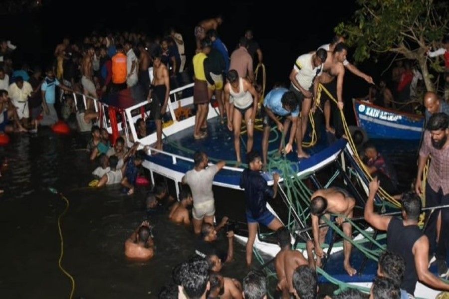 केरलः डबल डेकर नाव समुद्र में पलटी, 22 मौतें