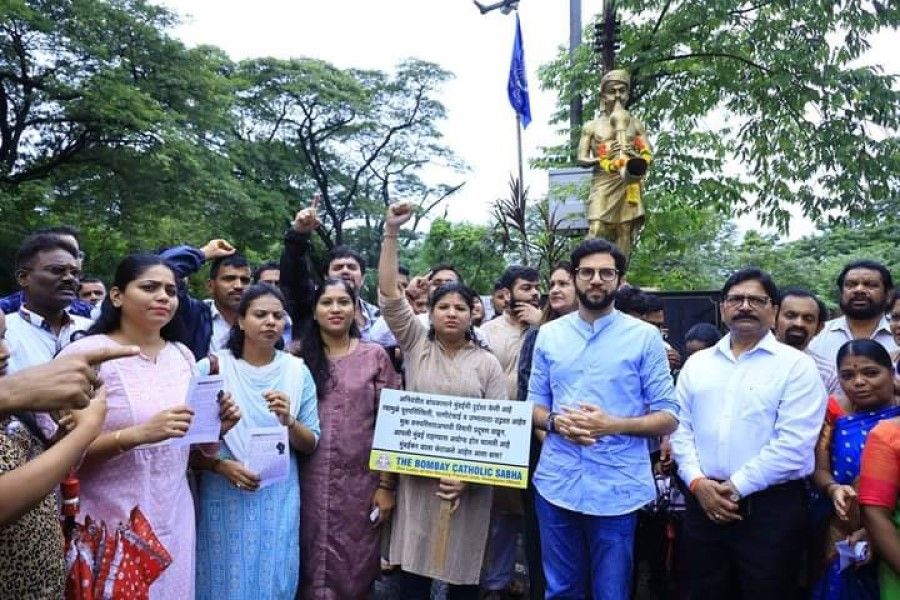 मुंबई में आरे जंगल को बचाने के लिए लोग सड़क पर आए, शिवसेना का समर्थन