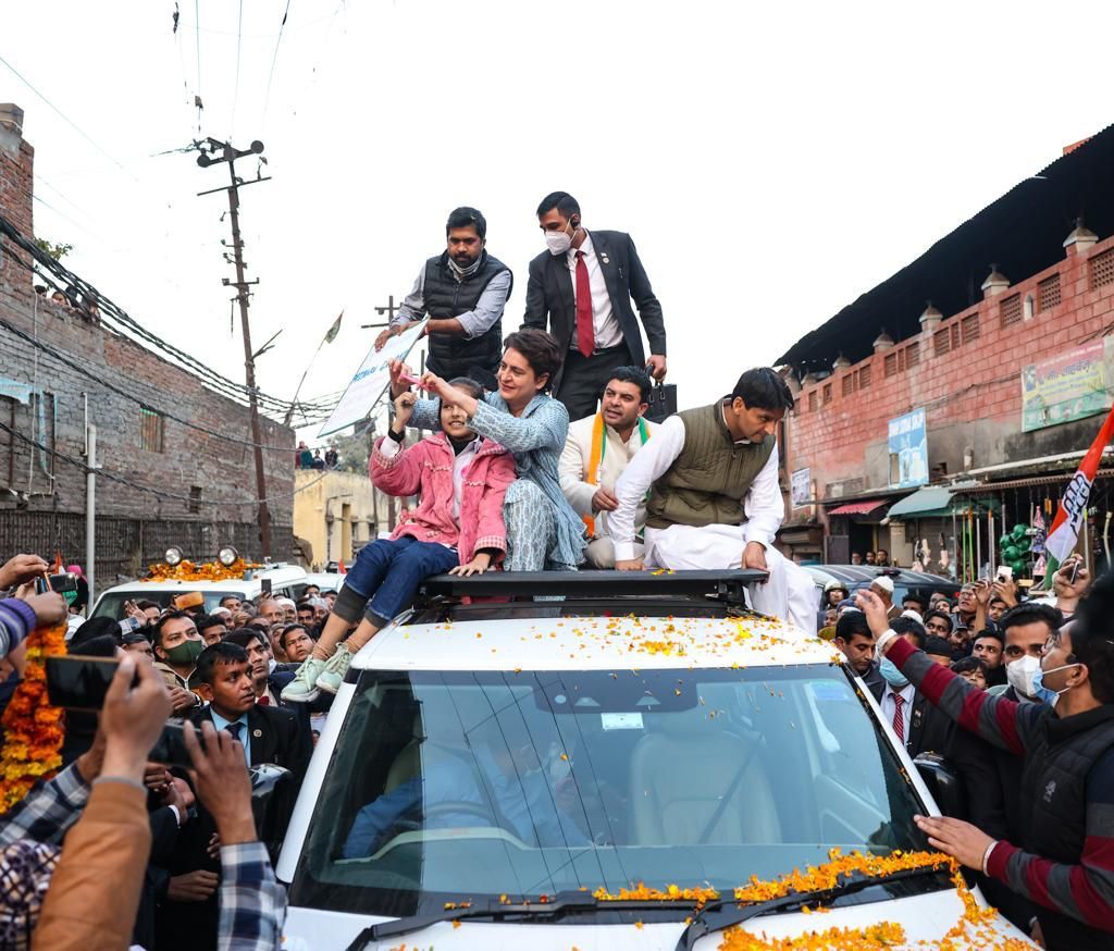 चुनाव आयोग को सिर्फ प्रियंका का रोड शो क्यों दिखा, अमित शाह का क्यों नहीं दिखता