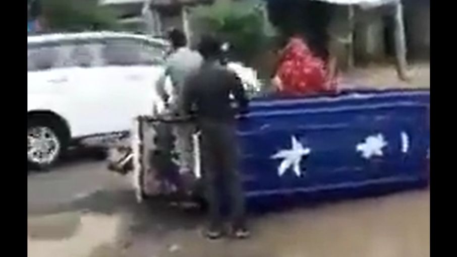 सामने ही ई-रिक्शा पलटा, यात्री फँसे रहे, वीआईपी काफिला गुजरता रहा