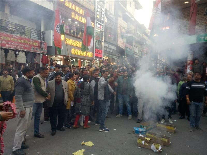 हिमाचलः नादौन के गांधी चौक पर लोग क्यों छोड़ रहे पटाखे