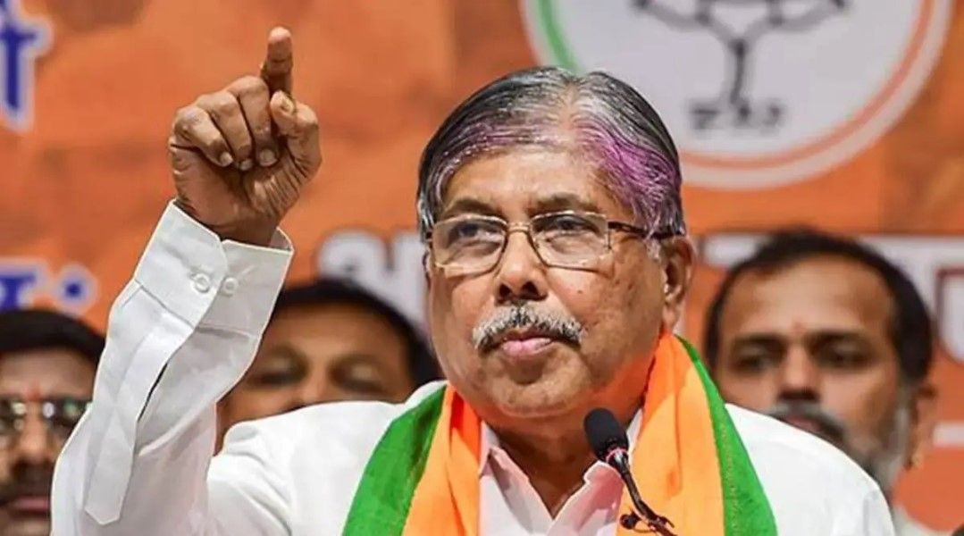 महाराष्ट्र: मंत्री चंद्रकांत पाटिल के बचाव में उतरे फडणवीस