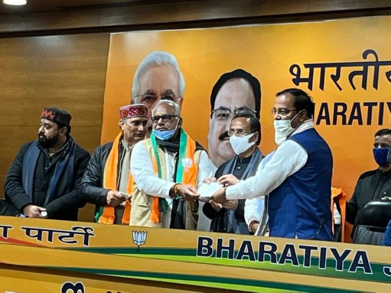 बीजेपी का 'ओबीसी जवाब', कांग्रेस-सपा के दो विधायक तोड़े, नाराज मनोज पांडे को अखिलेश ने बुलाया