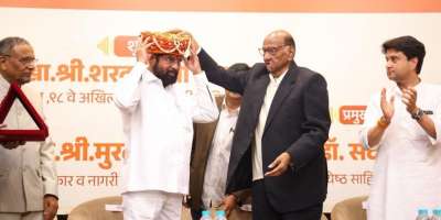 raut alleges pawar awards traitor shinde mva rift - Satya Hindi