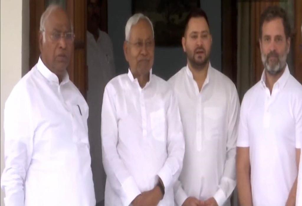 Congress-Kejriwal comiing closer, Kharge calls AAP chief - Satya Hindi