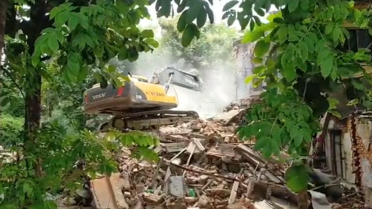 वाराणसी में गांधी की विरासत सर्व सेवा संघ पर चला बुलडोजर