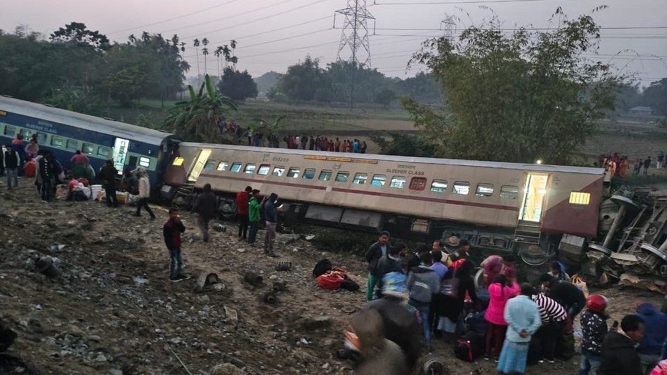 बीकानेर-गुवाहाटी एक्सप्रेस बंगाल में दुर्घटनाग्रस्त; 9 मरे, 36 घायल