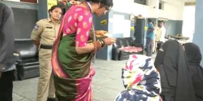 Hyderabad: Muslim voters' ID cards checked, case registered against BJP candidate Madhavi Latha - Satya Hindi