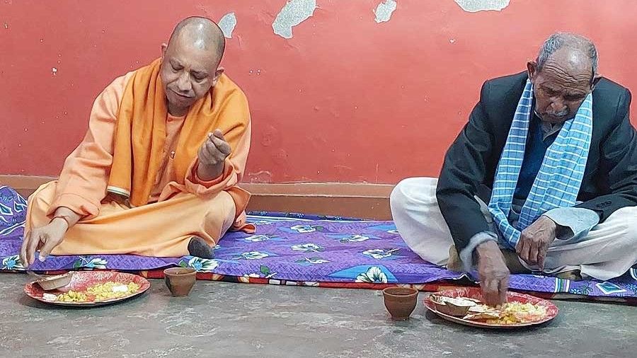 Obc leaders resigned bjp and Yogi adityanath lunch on dalit family  - Satya Hindi