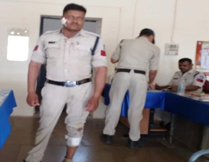 शिवराज का एमपीः धार में अब पुलिस बल से बंदूकें छीनीं, जंगली कुत्ते छोड़े गए
