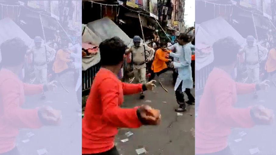 बंगाल: पुलिसकर्मी पिटे, वैन फूँकी; बीजेपी सत्ता&nbsp;में होती तो?