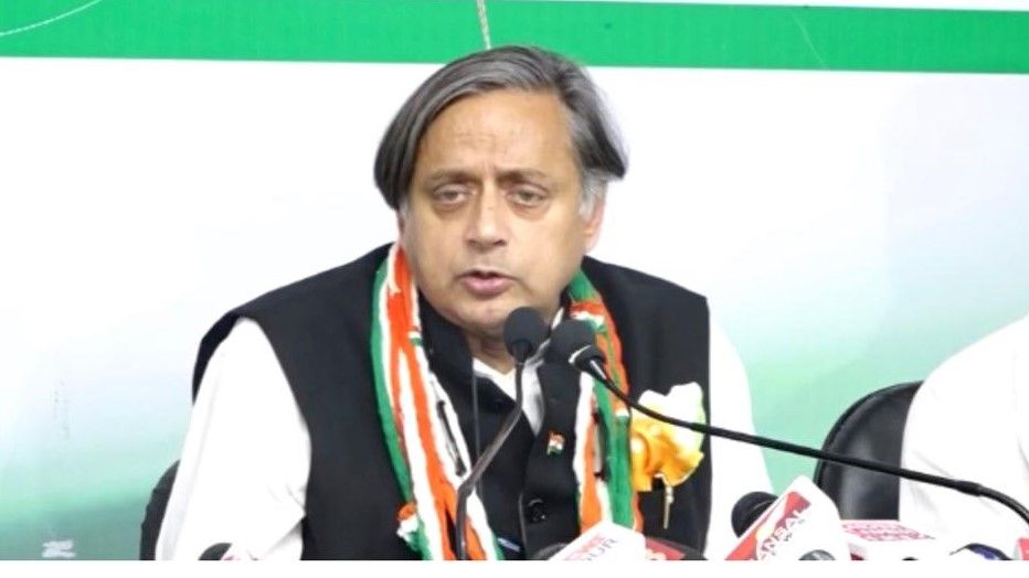थरूर ने दी खड़गे को बधाई, बोले- डेलीगेट्स का फैसला स्वीकार