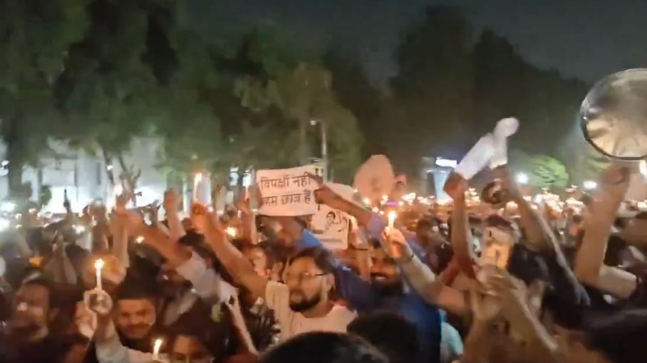 यूपीपीएससी: दो पालियों में परीक्षा लेने से पेपर लीक कैसे रुकेगा?