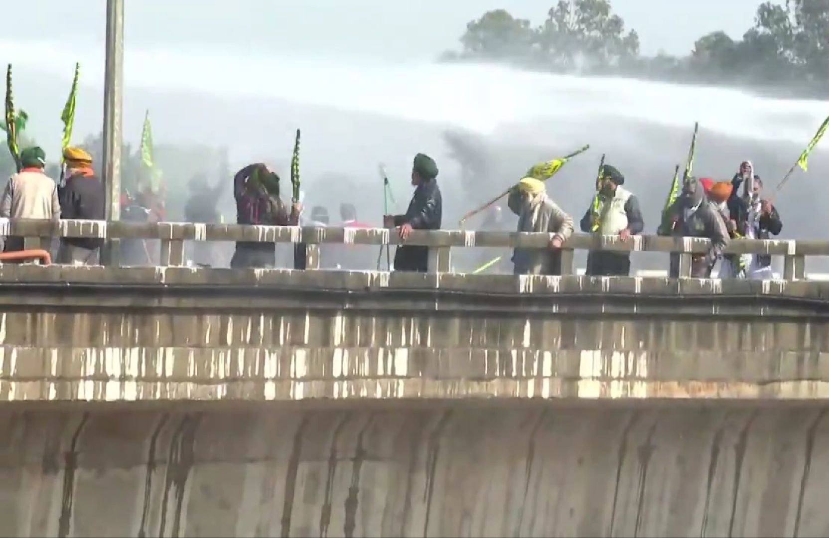 दिल्ली मार्च करने वाले&nbsp;निहत्थे&nbsp;किसानों पर तीसरी बार भी आंसू गैस, पानी की बौछारें