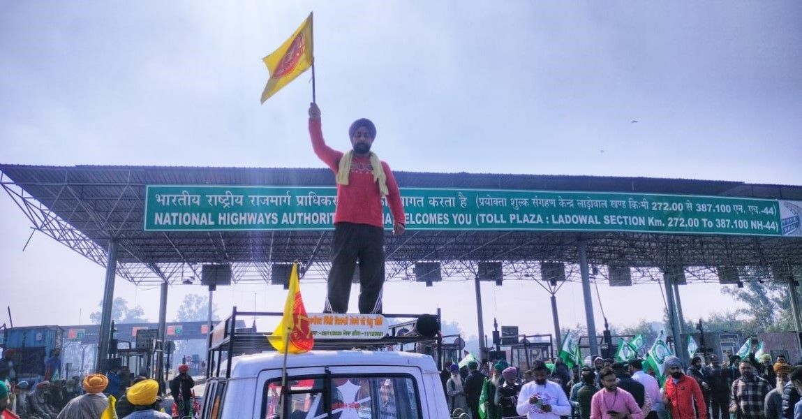 किसान आंदोलन तीसरा दिनः टोल प्लाजा पर कब्जा, रेल लाइन बाधित