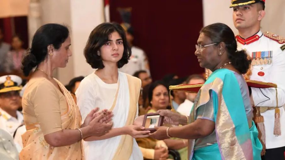 शहीद सैनिक के माता-पिता और पत्नी में बीमा, पीएफ़, पेंशन का बँटवारा कैसे?