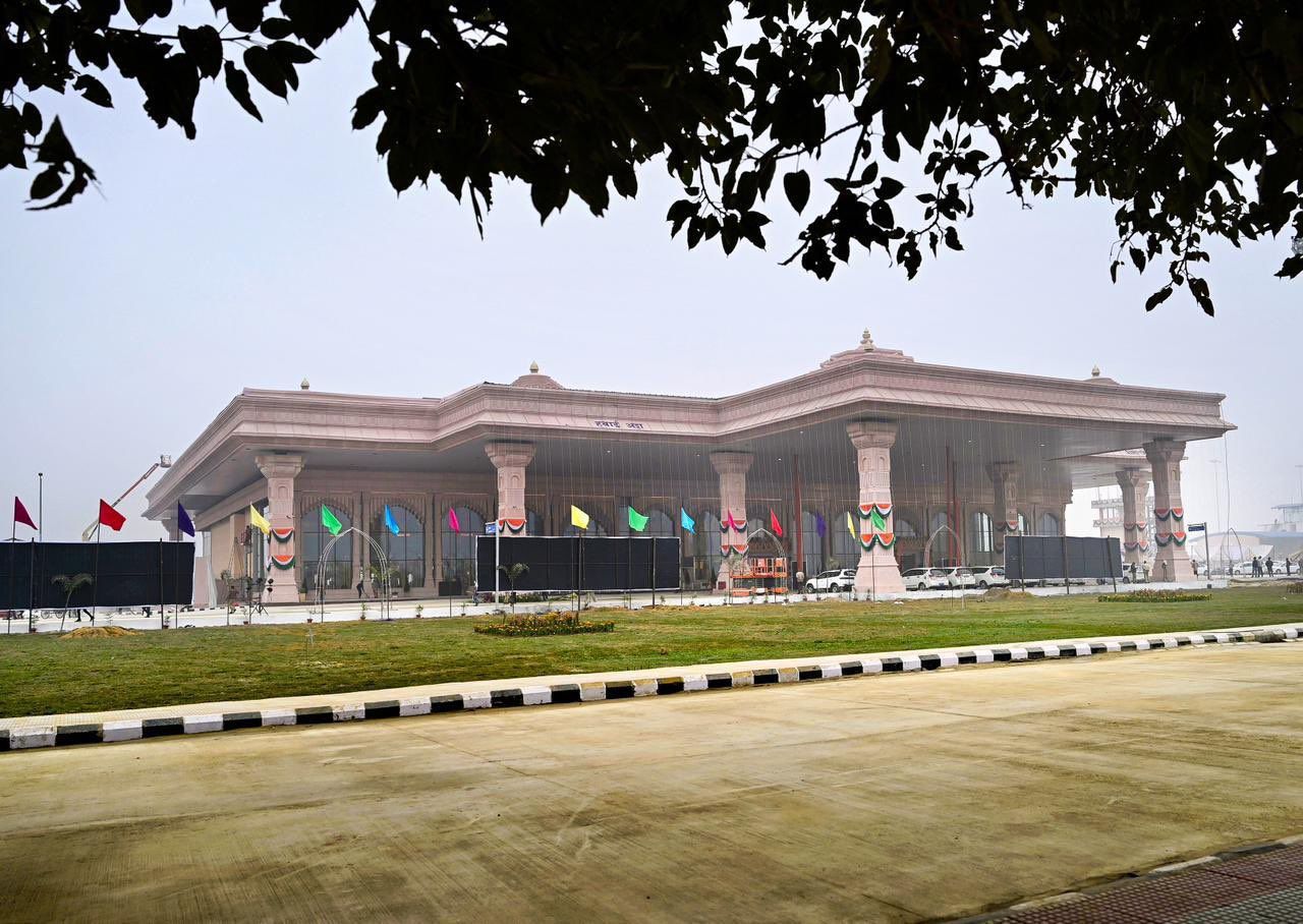 अयोध्याः हवाई जहाज से उड़कर लोग राम लला के दर्शन करने क्यों नहीं जा रहे?
