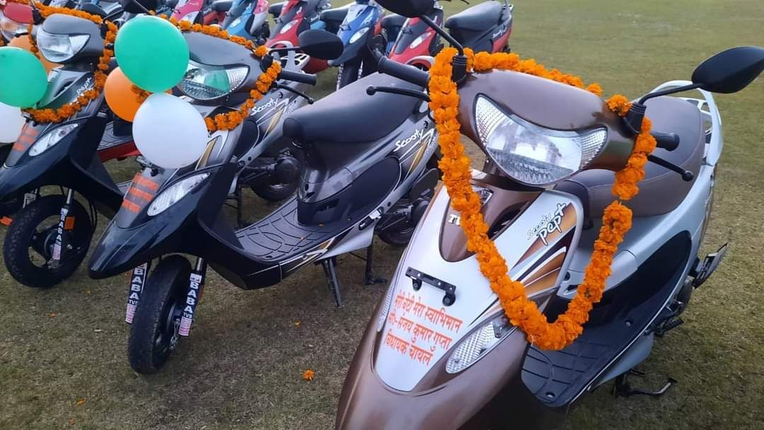BJP MLA distributed scooty in UP, when Election Commission will act? - Satya Hindi