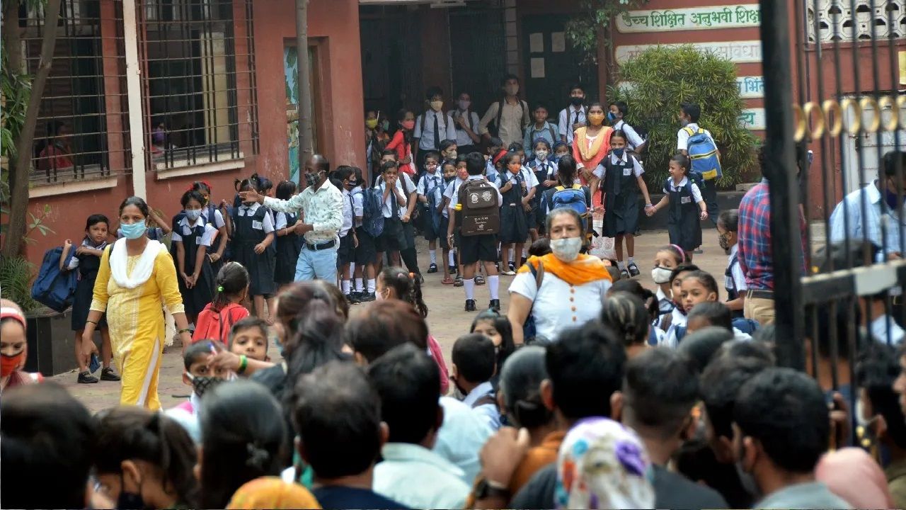 Covid19 to 18 students in Mumbai school amid growing threat of Omicron - Satya Hindi