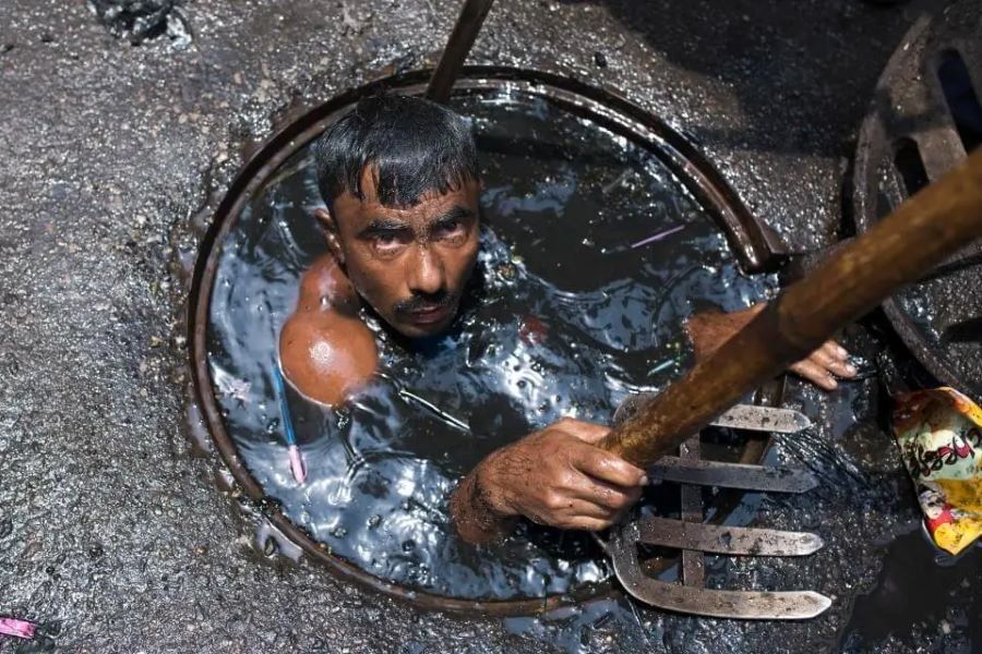 सीवर की सफाई में 92% एससी-ST-OBC, पर मोदी सरकार का कुछ और कहना है