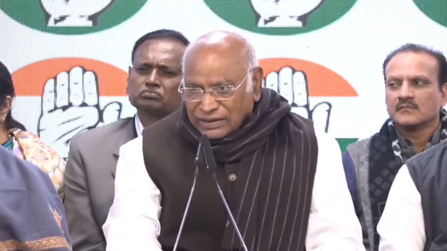 आंबेडकर का सम्मान करते हैं तो आधी रात तक शाह को बर्खास्त करें पीएम: खड़गे