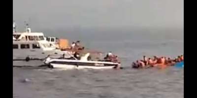 navy craft rams ferryboat off mumbai gateway of india killing 13 people - Satya Hindi