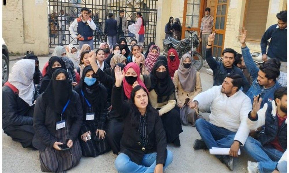 हिजाबः मुरादाबाद के कॉलेज में मुस्लिम छात्राओं को रोका