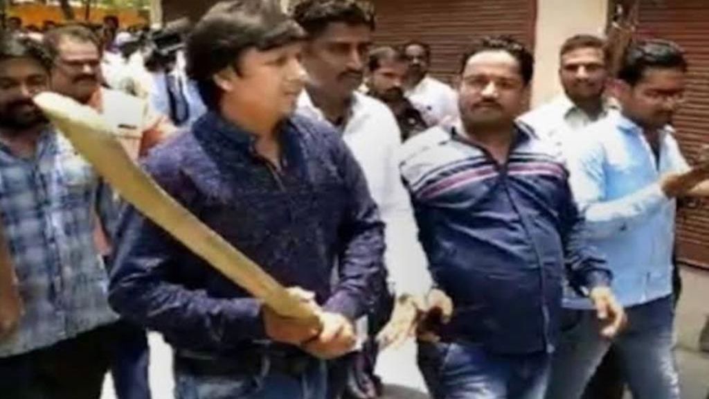 इंदौर के चर्चित बल्ला पिटाई कांड में विधायक से पिटने वाला अफसर कोर्ट में मुकरा