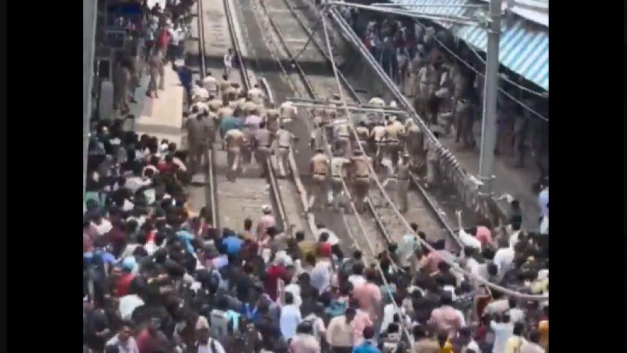 महाराष्ट्र: 4 साल की बच्चियों से यौन उत्पीड़न पर रेलवे ट्रैक पर उतरी भीड़
