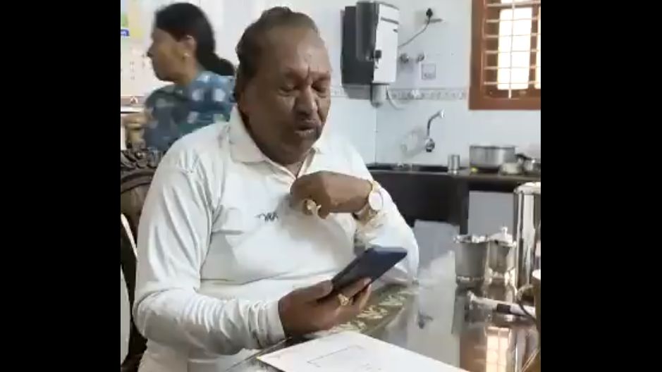 कर्नाटक: टिकट कटा तो पीएम ने बात की, कांग्रेस ने भ्रष्टाचार को मुद्दा बनाया
