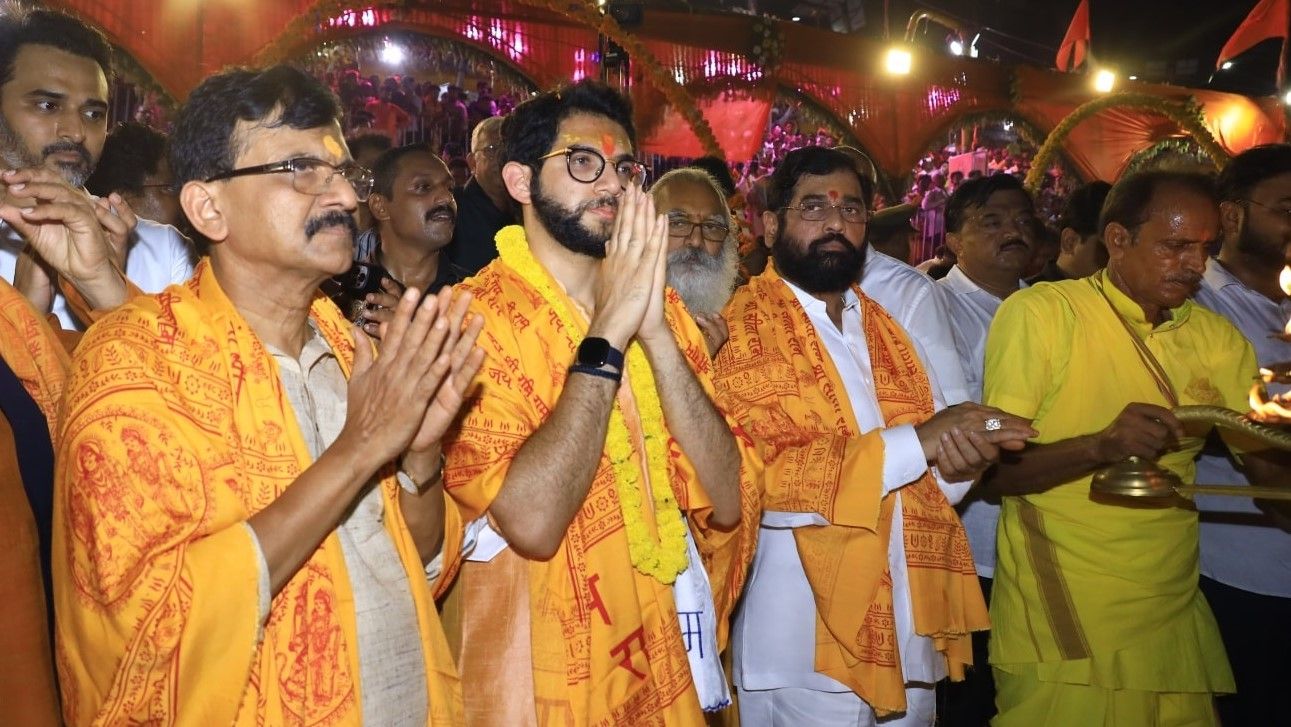 Maharashtra political crisis Eknath Shinde arrived in Guwahati - Satya Hindi