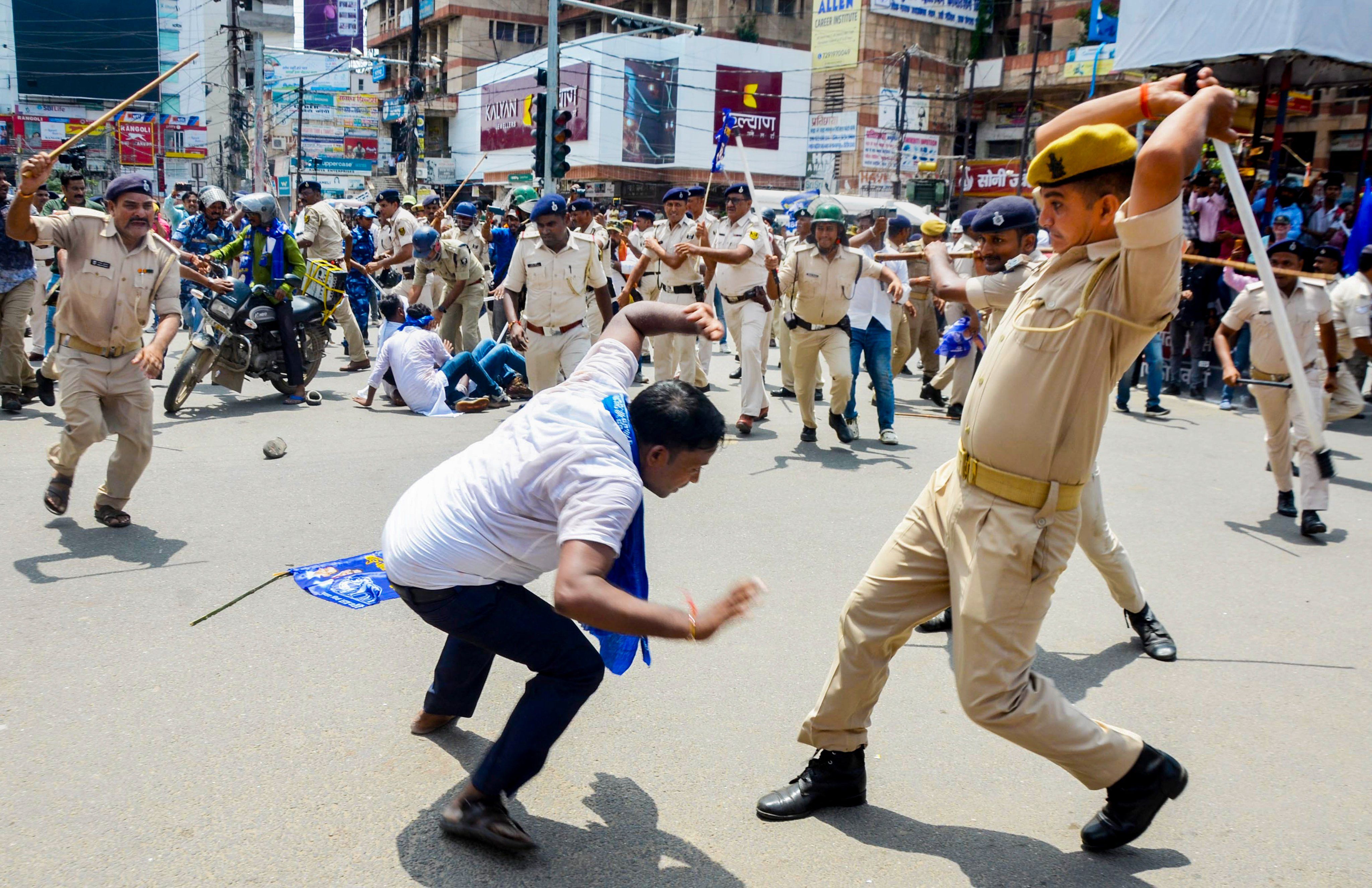 reservation under threat: Bharat Bandh of Dalit organizations has mixed effect, lathi charge in Patna - Satya Hindi